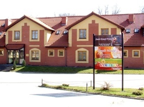 Podzamcze Podzamcze - wejście od strony wejściowej